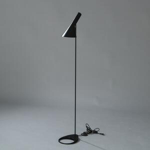 Arne Jacobsen AJ. Gulvlampe af metal med sort lakering. Justérbar skærm. Udført hos Louis Poulsen. H. 130.