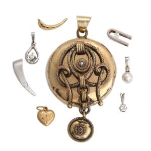 Otte vedhæng af 14 kt. guld og hvidguld heraf fire prydet med brillantslebet diamant og to prydet med kulturperle. Vægt i alt. 16,8 g.