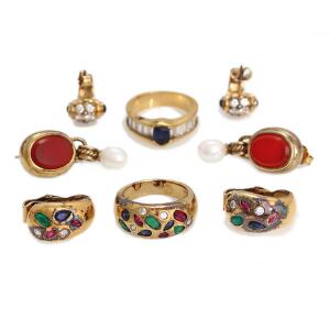 En samling forgyldte smykker bestående af to ringe og fire par ørestikker hver prydet med forskellige smykkesten. Str. 55 og 56. Vægt i alt 42 g. 8