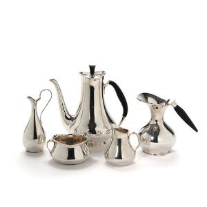 Cohr, m.m. Kaffeservice af sølv bestående af kaffekande, sukkerskål og flødekande. Desuden medfølger blomstervase af sølv samt vase af pletsølv. 5
