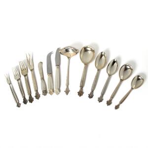 Johan Rohde Dronningmønster. Bestik af sterlingsølv. Georg Jensen after 1945. Vægt eksklusive dele med stål 2607 gr. 69