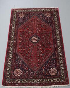 Abadeh tæppe, Persien. Klassisk kantet medaljon på rød bund. 20. årh.s slutning. 205 x 156.