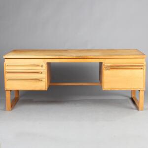 Dansk møbelproducent Skrivebord af egetræ, front med tre skuffer, udtræksplade samt arkivskuffe, modsatte side med rum. H. 71. L. 174. B. 82.