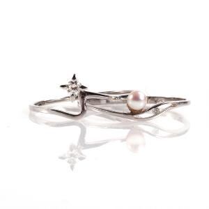 Perle- og diamantring af 14 kt. hvidguld prydet med kulturperle og diamant samt diamantring af 14 kt. hvidguld prydet med brillantslebet diamant. Str. 53,5. 2