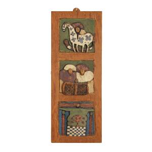 Niels Helledie Midgårdsormen. Usigneret. Tre relieffer af keramik i ramme af fyrretræ. Ramme 90 x 33.