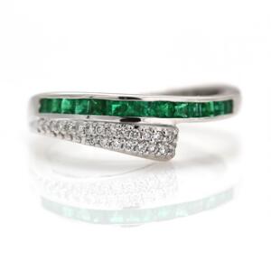 Smaragd- og diamantring af 14 kt. hvidguld prydet med carréslebne smaragder og talrige brillantslebne diamanter. Str. 55.