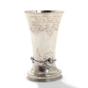Vase af sølv, rigt smedet og graveret med keruber og ornamentik. Mester Jacob Magnus Aage Steffensen, f. 1876, d. 1929. H. 14.