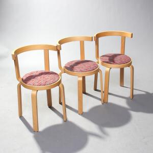 Dansk møbeldesign Sæt på tre spisestole af bøg. Sæde betrukket med mønstret stof. 3