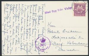 1943. 10 öre, violet. Postkort til Danmark med violet liniestempel Med flyg från Visby.