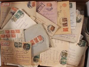 Rusland. Spændende gammel korrespondance med breve fra Rusland til Danmark i kasse. Mange sjove forsendelser, dog en del med afklippede frimærker.