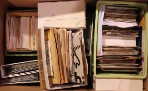 Flyttekasse. Stor flyttekasse fyldt med ældre breve samt en del bedre gamle postkort i kasser og album.