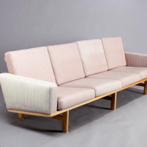 Hans J. Wegner GE 236. Fire-personers sofa af egetræ, løse hynder med lavendelfarvet uld med striber. Udført hos Getama. L. 273.