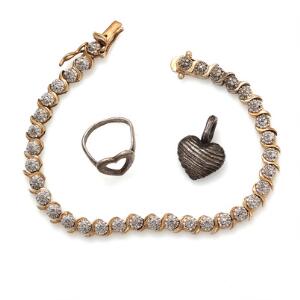 Smykkesamling af delvis forgyldt sølv bestående af armbånd, ring og vedhæng. L. 16,5 og 2,0 cm. ca. Str. 39. Vægt ialt 19 gr. 3