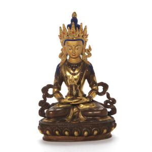 Amitayus Buddha af bemalet bronze, siddende med nektar kande. Nepal. 21. årh. H. 30 cm.