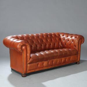 Chesterfield sofa, betrukket med brunt skind med dybhæftede knapper. England, 20. årh. L. 212. D. 95.