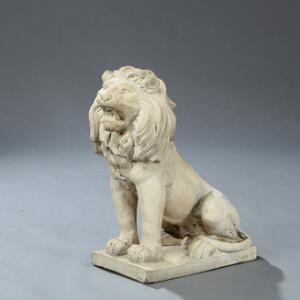Figur af kunststen, siddende løve. 20. årh. H. 67.