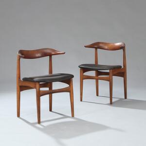 Knud Færch Et par sidestole med stel af teak, opsat på tilspidsende ben. Sæder betrukket med sort vinyl. 2