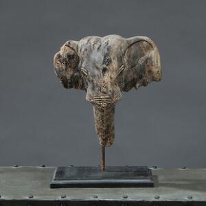 Thailandsk tempeloffergave af træ i form af elefanthoved. Fragment. 20. årh. Moderne sokkel af sortlakeret fyrretræ. H. ialt 38.