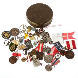 Samling emblemer, tegn, nåle, medailler, poletter etc., især Danmark, mange Ag, i alt ca. 65 stk.