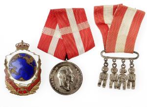 Galathea medaille 1950-1952 med orig. bånd med knap, lille emblem i emalje for samme tildelt Niels Steen Steensen samt vedhæng med 4 inuitter