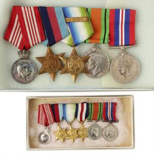 Ordensspange hidrørende fra dansker i allieret krigstjeneste 1939-1945 med 5 bærbare medailler og tilhørende miniaturer inkl. Chr. Xs erindringsmedaille