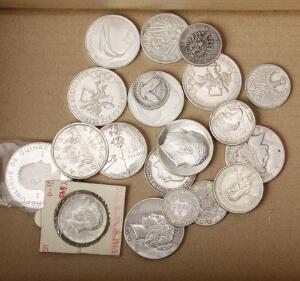 Samling af mønter fra Canada, Guinea, Holland, Mexico, Norge, Rusland, USA og Vatikanet, i alt 37 stk - hovedparten i sølv