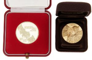 Medaille 1992, Sølvbryllup, Au, 17,5 g 7501000, 1988, Au, danskfransk kultur, 20 g 9201000, i alt 2 stk. Au i orig. æsker