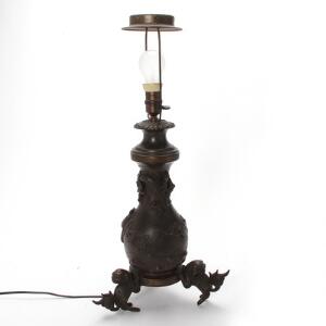 Kinesisk lampe af patineret bronze støbt med Fo-hunde drage og fugle. 20. årh. H. 43 cm.