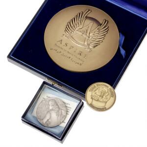 Tordenskjold-medaille, 1990, Jan Petersen, Ag, 35 g, Ag, i æske. Qatar, sportsakademimedaille, brnze, 690 g. Thule Tracking Station, broncemedaille, 26 g. 3