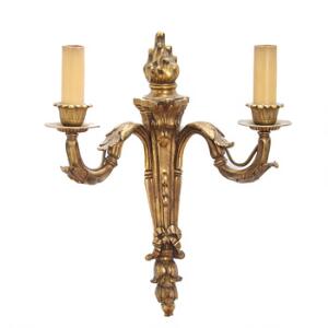 Lampet af forgyldt bronze med to svungne lysarme. Louis XVI form. 20. årh.s begyndelse. H. 39.