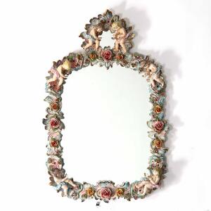 Italiensk spejl af porcelæn med pousserede blomster og putti i firesidet ramme. 20. årh. H. 74 cm. B. 50 cm.