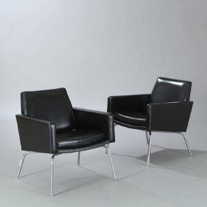 Kay Kørbing Et par armstole med stel af forkromet stål. Sæde, sider, ryg samt løse hynder betrukket med sort vinyl. 2