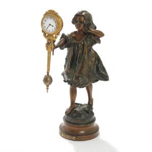 On va jouer. Bordur af patineret og delvis forgyldt bronze i form af pige, hvidemaljeret urskive med arabertal. Ca. 1900. H. 37.