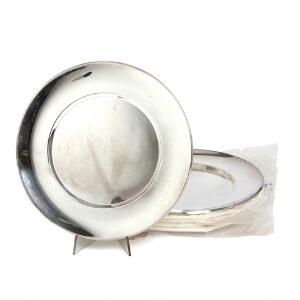 Cohr Seks dækketallerkener af sølv med glat fane. Stemplet Cohr. Vægt inkl. plasticemballage ca. 2915 gr. Diam. 27,5. 6