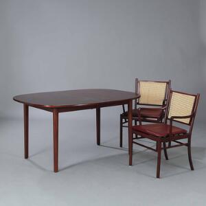 Ole Wanscher Spisestue bestående af fire armstole samt spisebord med tre tillægsplader af mahogni. Udført hos P. Jeppesen. 8