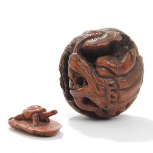 Kinesisk skæring af  udskåret hardwood i form af sammenrullet drage samt netsuke af udskåret træ i form af skildpadde. 19. årh. Diam. 8 og L. 5,5. 2