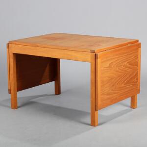 Børge Mogensen Sofabord af teaktræ med klapper. Model 5360. Udført hos Fredericia Furniture, 1979. H. 54. L. 80160. B. 60.