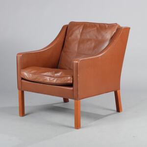 Børge Mogensen Lænestol med ben af teak, sider, ryg samt løse hynder med brunt skind. Model 2207.
