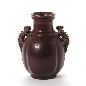 Bode Willumsen Vase af stentøj modelleret med stiliserede hanke i form af fabeldyr. Dekoreret med okseblodsglasur. H. 20.