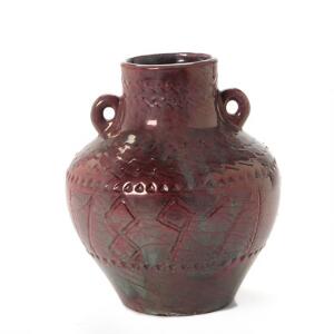 Kähler Vase af lertøj modelleret med indridsede mønstre samt datering, 1897. H. 24.