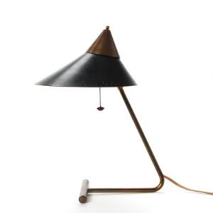 Ubekendt design Skrå skrivebordslampe med stel af messing, delvis perforeret skærm af sortlakeret metal. Udført cirka 1950erne. H. 36.