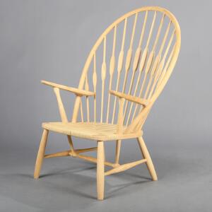 Hans J. Wegner Påfuglestolen. Windsor stol af formbøjet asketræ, sæde af flettet papirgarn. Model PP 550. Udført hos PP Møbler, 1999.