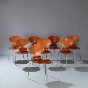Arne Jacobsen Myren. Et sæt på otte stabelstole opsat på tre-benet stel af stål. Sæde og ryg af formbøjet, lamineret teak. 8