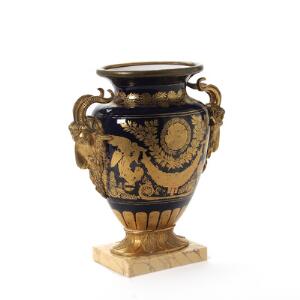 Vase af porcelæn, dekoreret i farver og guld med kyssende par Orpheus  Eurydice. Frankrig 19. årh. H. 28 cm.