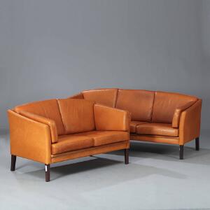 Dansk møbeldesign To fritstående sofaer med ben af bejdset bøg. Sider, ryg samt løse hynder betrukket med brun skind. 2