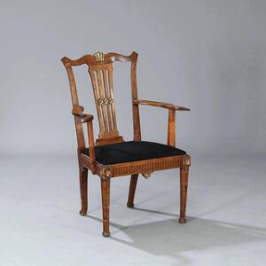 Dansk Louis XVI armstol af guldstafferet bøgetræ i engelsk stil. 18. årh.s slutning.