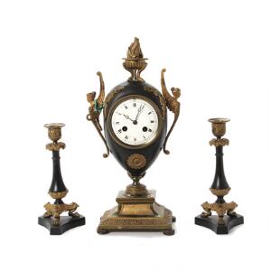 Vaseur af patineret af forgyldt bronze i empireform, samt to lysestager. 19. årh. H. 22-40 cm. 3