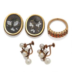 Smykkesamling af 8 kt. guld bestående af ring prydet med orange sten, et par øreskruer prydet med kulturperler og to mosaikker. 5
