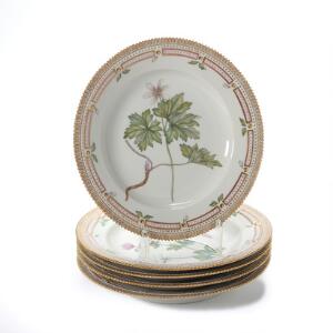 Flora Danica fem middagstallerkener af porcelæn, dekorerede i farver og guld med blomster. 3549. Royal Copenhagen. Diam. 25,5 cm. 5