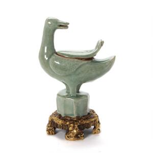 Kinesisk figur af porcelæn dekoreret i celadon i form af and, 18. årh. monteret på senere base af bronze. H. 2125 cm.